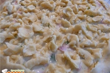 Шаг 2: Раскатать тесто и поместить его …