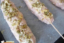 Шаг 4: Смачивая ладонь в воде, чтобы …