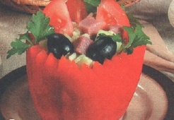 Желтый рисовый салат в короне из перца