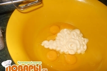 Шаг 3: Тесто: яйца взбить с майонезом.