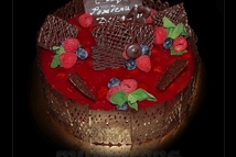 Шаг 6: Достаньте торт из формы, ображьте …