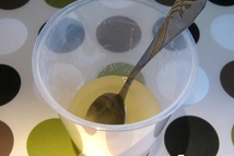 Шаг 2: Растворяем в 1/4 стакана уксуса …