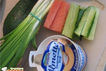 Шаг 6: приготовим начинку: семгу и огурчик …