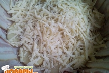 Шаг 2: На дно кладем небольшой слой …