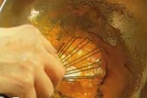 Шаг 1: Поместите в кастрюлю яичные желтки …